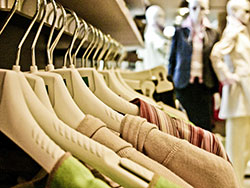 Kleiderstange-im-Geschäft